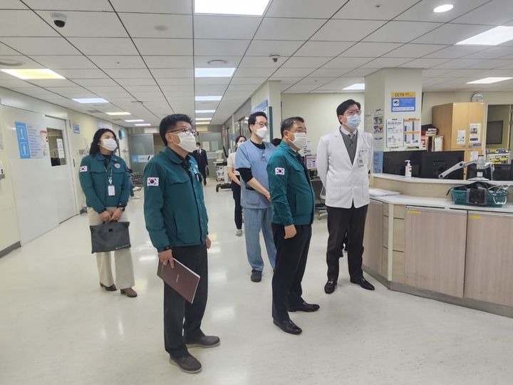 [양산=뉴시스] 조현옥 부시장이 양산부산대학교병원을 방문해 권역응급의료센터와 소아응급의료센터 현장을 점검하고 있다. (사진=양산시 제공) 2025.01.22. photo@newsis.com *재판매 및 DB 금지