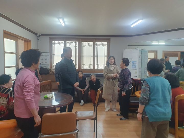 [양산=뉴시스] 양주동이 관내 경로당을 방문해 어르신들의 안부를 확인하고 있다. (사진=양산시 제공) 2025.01.22. photo@newsis.com *재판매 및 DB 금지