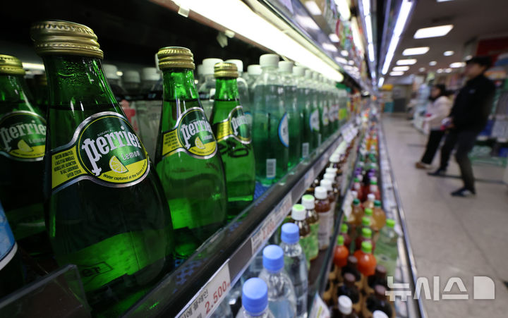 [서울=뉴시스] 탄산수가 치아 부식을 일으켜 구강 건강에 악영향을 줄 수 있다는 전문가들의 경고가 나왔다. (사진=뉴시스DB) 2025.09.17