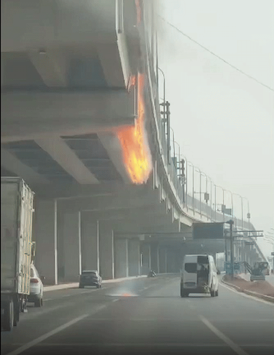 [서울=뉴시스]고가도로에 거대한 불기둥이 흘러내리는 충격적인 일이 벌어졌다. (사진=시나뉴스) *재판매 및 DB 금지