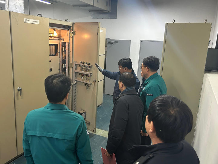 [진주=뉴시스]진주시, 설 연휴 대비 공동주택 안점점검.(사진=진주시 제공).2025.01.22.photo@newsis.com *재판매 및 DB 금지