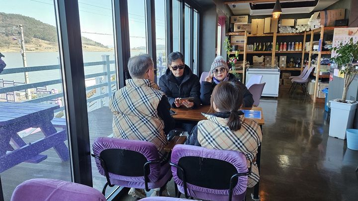 [신안=뉴시스]퍼플섬 '반월카페'. (사진=신안군 제공) 2025.01.22. photo@newsis.com *재판매 및 DB 금지