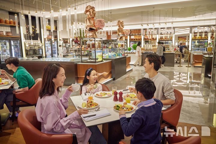 [서울=뉴시스] 제주 드림타워 복합리조트 그랜드 하얏트 제주 '그랜드 키친 뷔페'. (사진= 롯데관광개발 제공)