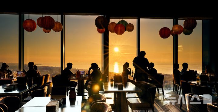 [서울=뉴시스] 제주 드림타워 복합리조트 그랜드 하얏트 제주 '스카이뷰 포차'. (사진= 롯데관광개발 제공)