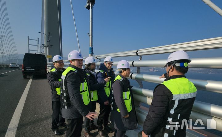 [창원=뉴시스]지난 21일 경남 창원 소재 ㈜마창대교를 방문한 스웨덴 국립자살연구예방센터 게르고 하들라츠키 소장 일행이 마창대교 위에서 2m 높이의 롤린더형 안전난간 시설에 대한 설명을 듣고 있다.(사진=마창대교 제공) 2025.01.22.photo@newsis.com