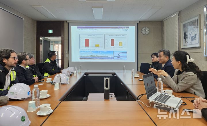 [창원=뉴시스]지난 21일 경남 창원 소재 ㈜마창대교를 방문한 스웨덴 국립자살연구예방센터 게르고 하들라츠키 소장 일행이 마창대교 임원진으로부터 롤린더형 안전난간 시설에 대한 설명을 듣고 있다.(사진=마창대교 제공) 2025.01.22.photo@newsis.com