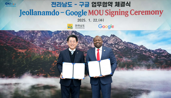 [무안=뉴시스] 송창헌 기자 = 김영록 전남지사가 22일 도청 접견실에서 글로벌 빅테크 구글(Google)의 윌슨 화이트 부사장과 전남관광산업 진흥과 지역기업 육성·지원을 위한 업무협약을 체결하고 있다. (사진=전남도 제공) 2025.01.22 photo@newsis.com *재판매 및 DB 금지