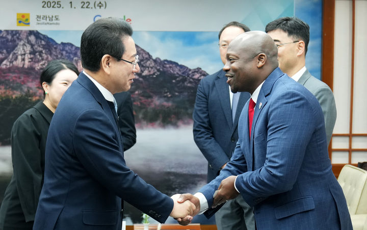 [무안=뉴시스] 송창헌 기자 = 김영록 전남지사가 22일 도청 접견실에서 열린 전남 관광산업 진흥과 지역기업 육성·지원을 위한 글로벌 빅테크 구글(Google)과의 업무협약식에 참석, 구글 윌슨 화이트 부사장과 인사를 나누고 있다. (사진=전남도 제공) 2025.01.22 photo@newsis.com *재판매 및 DB 금지