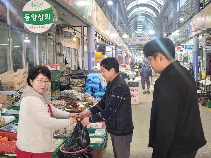 보은군 공직자 설맞이 장보기 행사(사진=보은군 제공) *재판매 및 DB 금지