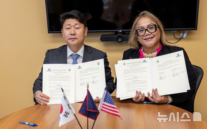 [창원=뉴시스]국립창원대 박민원(왼쪽) 총장이 괌대학교 총장실에서 샬린 Q. 산토스밤바(Sharleen Q. Santos-Bamba) 부총장과 공동연구·파견 등 국제교류협정(MOU)을 체결하고 있다.(사진=국립창원대 제공) 2025.01.22. photo@newsis.com