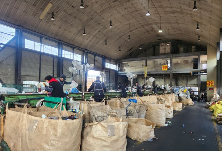 [창원=뉴시스] 강경국 기자 = 경남 창원시 진해구 재활용품선별장 작업 현장. (사진=창원시청 제공). 2025.01.22. photo@newsis.com *재판매 및 DB 금지