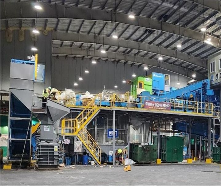 [창원=뉴시스] 강경국 기자 = 현대화 사업으로 자동화 설비를 갖춘 타 지자체의 재활용품선별장 작업 현장. (사진=창원시청 제공). 2025.01.22. photo@newsis.com *재판매 및 DB 금지