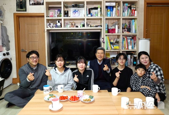 [포항=뉴시스] 송종욱 기자 = 이강덕 시장이 22일 포항시 남구 연일읍 네 자녀를 둔 정종화·손명지 부부 가정을 방문해 정씨 부부와 출산·양육과 관련해 얘기를 나누고, 아이 키우기 좋은 도시를 만들기로 다짐했다. 사진은 이 시장과 정씨 부부, 네 자녀가 손가락으로 하트를 만들며 기념 촬영하는 모습. (사진=포항시 제공) 2025.01.22. photo@newsis.com