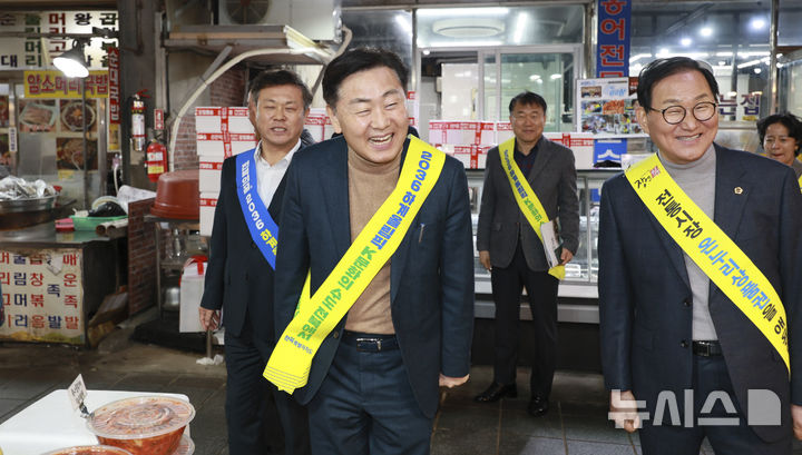 [정읍=뉴시스] 설명절을 앞둔 22일 김관영 전북특별자치도지사가 정읍 샘고을 시장을 찾아 이학수 정읍시장과 함께 전통시장 장보기 및 2036 하계 올림픽 전북 유치 홍보 활동을 갖고 있다. 2025.01.22 (사진= 전북자치도 제공) *재판매 및 DB 금지