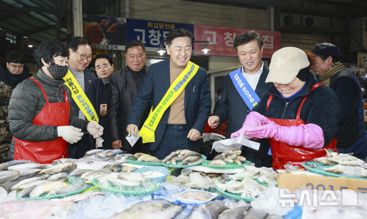[정읍=뉴시스] 설명절을 앞둔 22일 김관영 전북특별자치도지사가 정읍 샘고을 시장을 찾아 이학수 정읍시장과 함께 전통시장 장보기 및 2036 하계 올림픽 전북 유치 홍보 활동을 갖고 있다. 2025.01.22 (사진= 전북자치도 제공) *재판매 및 DB 금지