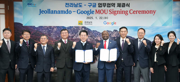 [무안=뉴시스] 송창헌 기자 = 김영록 전남지사가 22일 도청 접견실에서 글로벌 빅테크 구글(Google)의 윌슨 화이트 부사장과 전남관광산업 진흥과 지역기업 육성·지원을 위한 업무협약을 체결하고 있다. (사진=전남도 제공) 2025.01.22 photo@newsis.com *재판매 및 DB 금지
