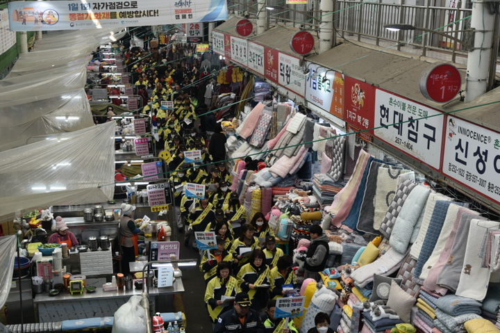 [대구=뉴시스] 대구 중부소방서는 설 명절을 대비해 서문시장에서 협력 단체와 합동 캠페인을 펼쳤다. (사진=대구 중부소방서 제공) 2025.01.22. photo@newsis.com *재판매 및 DB 금지