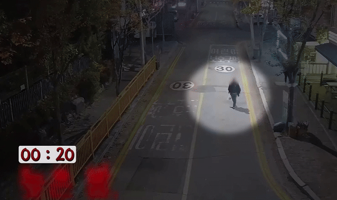 [서울=뉴시스] 22일 대한민국 경찰청 유튜브에 '늦은 밤, 남자의 손에 들려있는 건 흉기?'라는 제목의 영상이 올라왔다. (사진= 대한민국 경찰청 유튜브 채널 캡처)