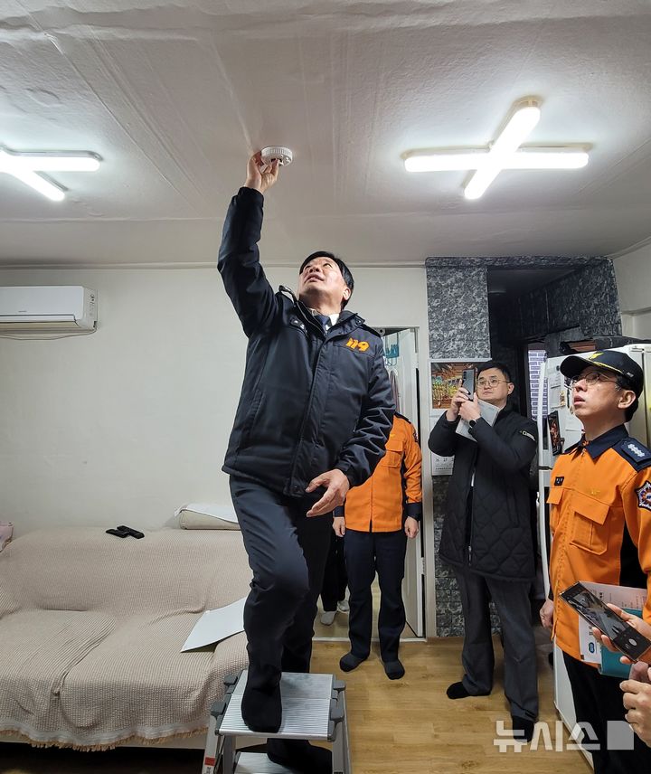 [안산=뉴시스] 22일 오후 조선호 경기도소방재난본부장이 안산 고려인 문화센터를 찾아 현장 안전 지도를 실시하고 있다. (사진=경기도소방재난본부 제공) 2025.1.22. photo@newsis.com *재판매 및 DB 금지