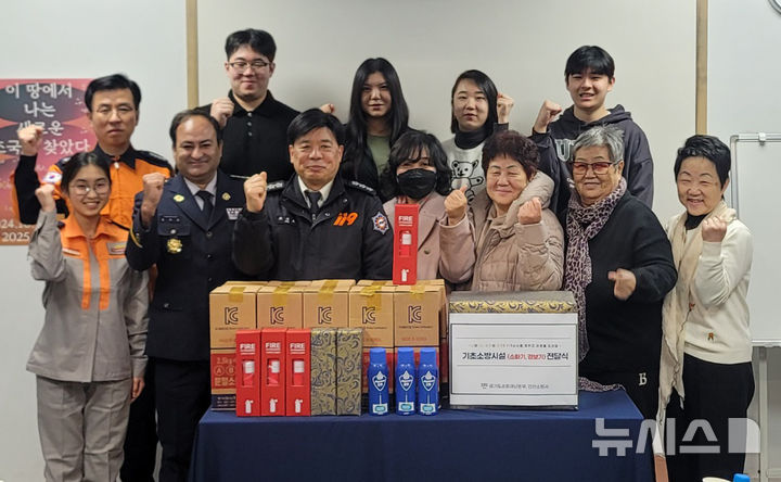 [안산=뉴시스] 22일 오후 조선호 경기도소방재난본부장이 안산 고려인 문화센터를 찾아 현장 안전 지도를 실시한 뒤 주택용 소방시설을 전달하고 있다. (사진=경기도소방재난본부 제공) 2025.1.22. photo@newsis.com *재판매 및 DB 금지