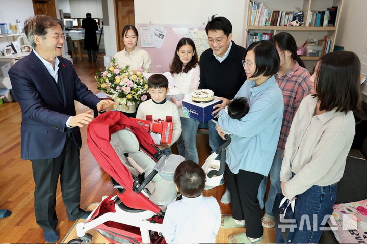 [고양=뉴시스] 이동환 경기 고양시장이 22일 일곱째 자녀 출산 가정에 방문해 축하 인사를 나누고 있다.(사진=고양시 제공).photo@newsis.com