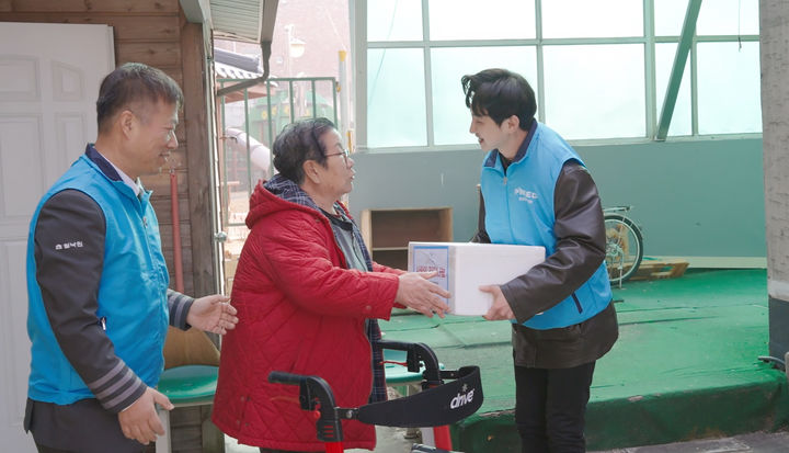 [서울=뉴시스] 프리드라이프 관계자들이 지난 21일 강원도 홍천군에서 신규 사회공헌 프로젝트 '쉴낙원의 동행' 첫 행사를 진행하고 있다. (사진=프리드라이프 제공) 2025.02.03. photo@newsis.com *재판매 및 DB 금지