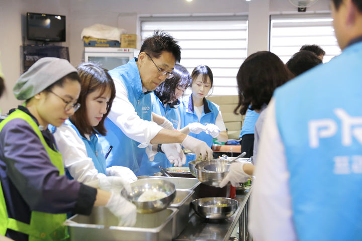 [서울=뉴시스] 빌리브 세웅병원 쉴낙원 장례식장에서 프리드라이프 관계자들이 무료급식 봉사와 식료품 기부를 진행하고 있다. (사진=프리드라이프 제공) 2025.02.03. photo@newsis.com *재판매 및 DB 금지