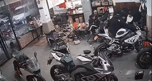 [서울=뉴시스] 중국에서 엔진을 수리 중이던 오토바이에서 불이 나는 사건이 발생했다. (사진=docnhanh) *재판매 및 DB 금지 *재판매 및 DB 금지