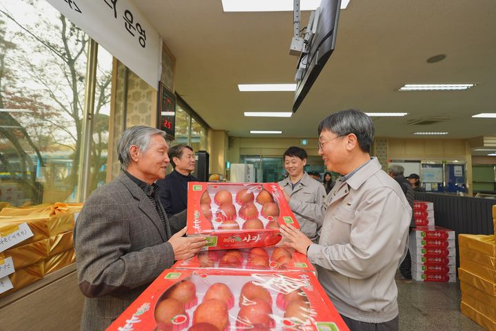 [대전=뉴시스] 한국타이어가 22일부터 24일까지 충남 금산공장에서 1사1촌(1社1村) 마을인 제원면 바리실마을과 함께 '설 맞이 농∙특산물 직거래장터'를 운영한다.(사진=한국타이어 제공) *재판매 및 DB 금지