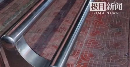 [서울=뉴시스]중국의 한 버스 정류장에서 독특한 디자인의 의자를 사용해 화제가 되고 있다.(사진=지무신문) *재판매 및 DB 금지