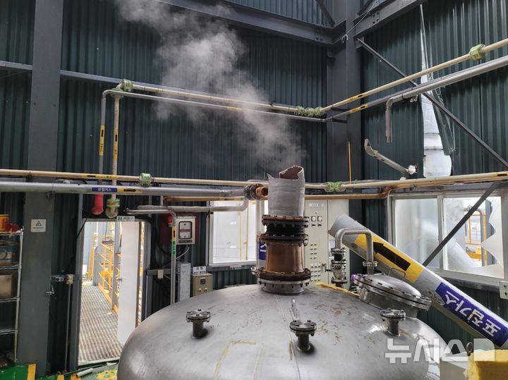 [광양=뉴시스] 이영주 기자 = 22일 오후 4시49분께 전남 광양시 초남산단 내 유기화합물 제조공장에서 혼합물 폭발사고가 나 공장 시설물 일부가 파손됐다. (사진 = 광양소방서 제공) 2025.01.22. photo@newsis.com *재판매 및 DB 금지