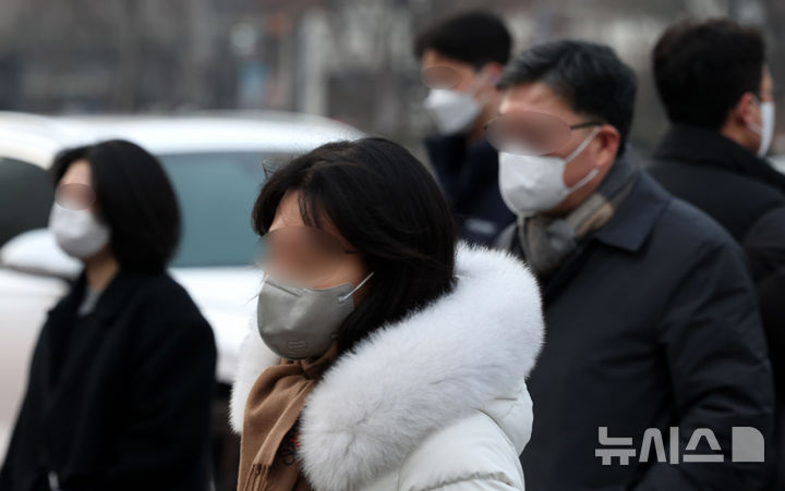 [서울=뉴시스] 추상철 기자 = 지난 1월 22일 서울 종로구 세종대로사거리에서 마스크를 쓴 시민이 횡단보도를 건너고 있다. 2025.01.22. scchoo@newsis.com