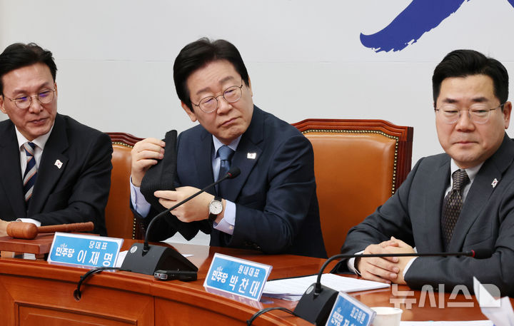 [서울=뉴시스] 조성우 기자 = 이재명(가운데) 더불어민주당 대표와 박찬대 원내대표가 22일 오전 서울 여의도 국회에서 열린 최고위원회의에서 방검토시를 보고 있다. 2025.01.22. xconfind@newsis.com