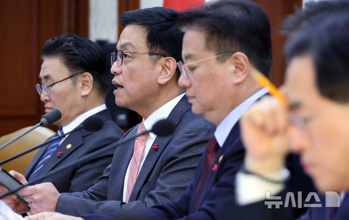 [서울=뉴시스] 최진석 기자 = 최상목 대통령 권한대행 부총리 겸 기획재정부 장관이 22일 서울 세종로 정부서울청사에서 열린 국정현안관계장관회의 겸 경제관계장관회의에서 발언하고 있다. (대통령실통신사진기자단) 2025.01.22. myjs@newsis.com