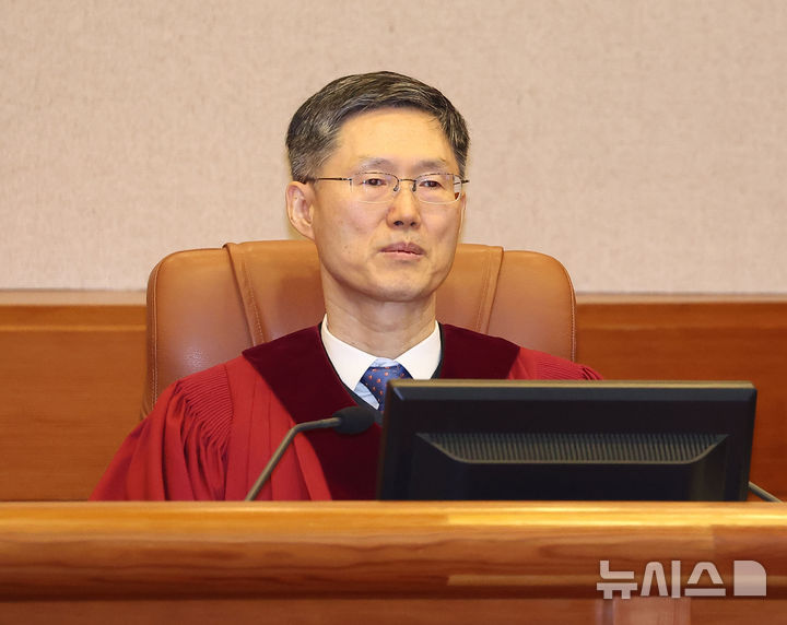 [서울=뉴시스] 홍효식 기자 = 문형배 헌법재판소장 권한대행이 22일 오전 서울 종로구 헌법재판소에서 열린 최상목 대통령 권한대행 부총리 겸 기획재정부 장관의 헌법재판관 미임명 관련 권한쟁의심판 1차 변론에 참석해 있다. (공동취재) 2025.01.22. photo@newsis.com