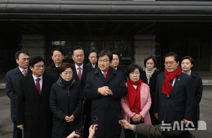 [서울=뉴시스] 홍효식 기자 = 헌법재판소를 항의 방문한 권성동 국민의힘 원내대표가 22일 오전 서울 종로구 헌재에서 출입과 관련해 헌재 측과 협의되지 않아 방문이 무산되자 입장을 밝히고 있다. (공동취재) 2025.01.22. photo@newsis.com