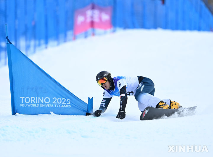 [바르도네키아=신화/뉴시스] 마준호(왼쪽)가 21일(현지 시간) 이탈리아 바르도네키아에서 열린 2025 토리노 동계세계대학경기대회(유니버시아드) 스노보드 알파인 남자 평행 대회전 결승 경기를 펼치고 있다. 마준호는 33.03초로 1위 테르벨 잠피로프(불가리아)에게 0.26초 뒤져 은메달을 목에 걸었다. 2025.01.22.