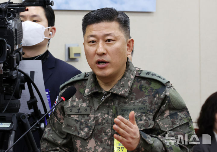 [서울=뉴시스] 조성우 기자 = 정성우 전 방첩사령부 1처장이 지난 1월 22일 서울 여의도 국회에서 열린 윤석열 정부의 비상계엄 선포를 통한 내란 혐의 진상규명 국정조사 특별위원회 1차 청문회에서 의원 질의에 답변하고 있다. 2025.01.22. xconfind@newsis.com