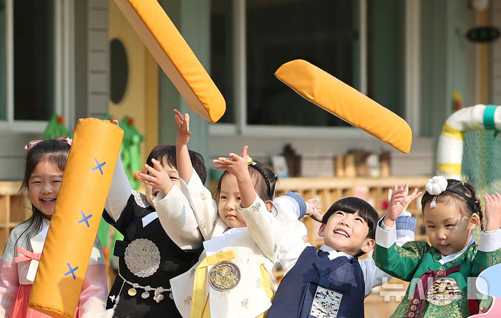 [대구=뉴시스] 대구 북구 대원유치원에서 열린 설 명절 전통놀이 체험행사에서 원생들이 윷놀이를 하고 있다. 뉴시스DB. 2026.02.08. photo@newsis.com