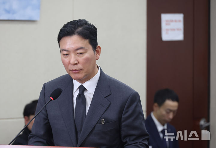 [서울=뉴시스] 고승민 기자 = 김성훈 대통령경호처 차장이 22일 서울 여의도 국회에서 열린 제421회 국회(임시회) 윤석열 정부의 비상계엄 선포를 통한 내란 혐의 진상규명 국정조사특별위원회 제5차 전체회의 1차 청문회에서 윤건영 더불어민주당 의원 질의를 들으며 생각에 잠겨 있다. 2025.01.22. kkssmm99@newsis.com