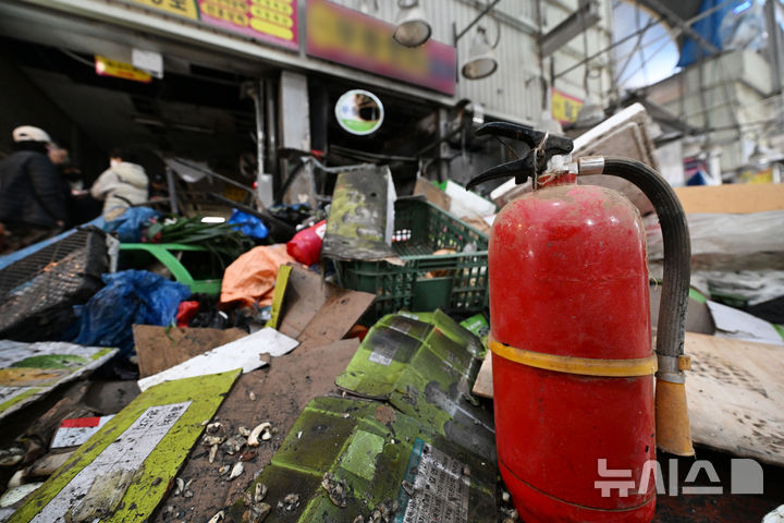 [광주=뉴시스] 이영주 기자 = 설 연휴를 사흘 앞둔 지난 22일 오전 광주 서구 양동시장 내 화재 피해를 겪은 채소상 주변에 화재 진압을 위해 쓰인 소화기가 놓여있다. 2025.01.22. leeyj2578@newsis.com