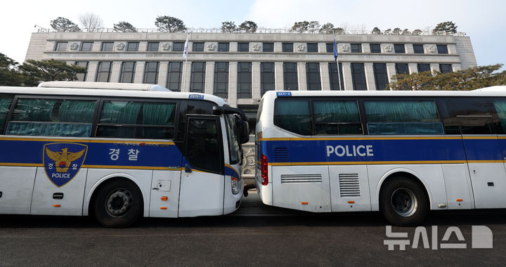 [서울=뉴시스] 홍효식 기자 = 서울 종로구 헌법재판소에 기동대 버스가 정차되어 있다. 2025.01.22. yesphoto@newsis.com