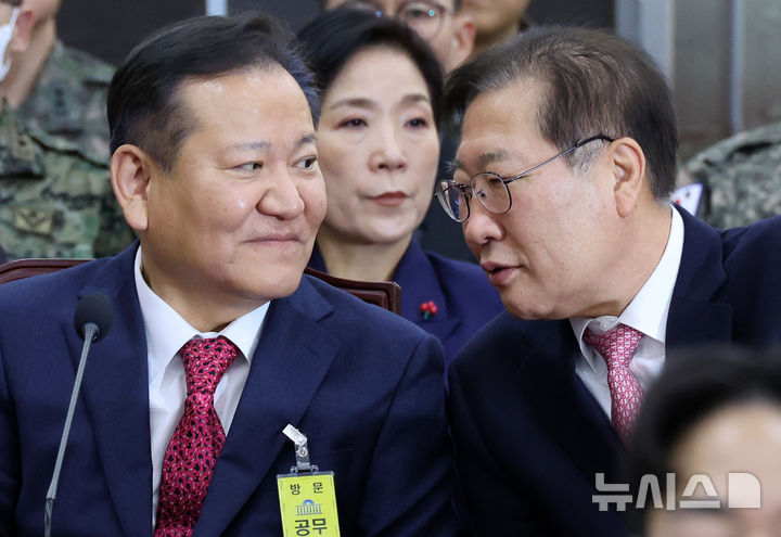 [서울=뉴시스] 조성우 기자 = 직무 정지된 박성재(오른쪽) 법무부 장관과 이상민 전 행정안전부 장관이 22일 서울 여의도 국회에서 열린 윤석열 정부의 비상계엄 선포를 통한 내란 혐의 진상규명 국정조사 특별위원회 1차 청문회에서 대화하고 있다. 2025.01.22. xconfind@newsis.com