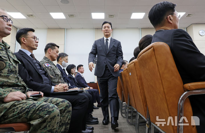 [서울=뉴시스] 조성우 기자 = 김성훈 경호처 차장이 22일 서울 여의도 국회에서 열린 윤석열 정부의 비상계엄 선포를 통한 내란 혐의 진상규명 국정조사 특별위원회 1차 청문회에서 의원 질의에 답변하기 위해 발언대로 향하가고 있다. 2025.01.22. xconfind@newsis.com