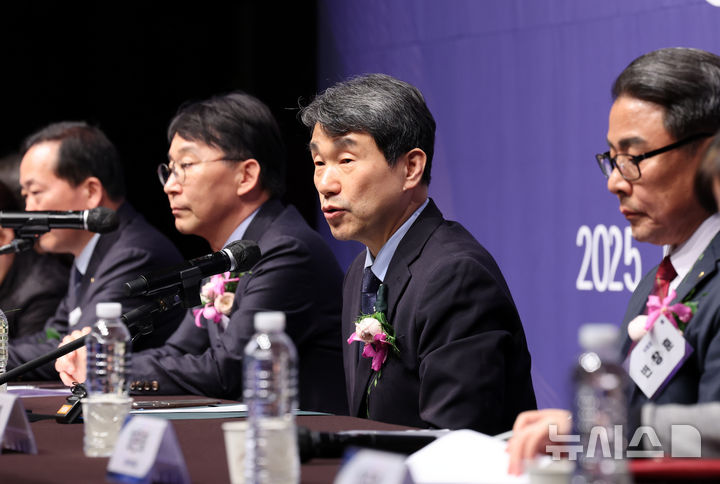 [서울=뉴시스] 배훈식 기자 = 이주호 사회부총리 겸 교육부 장관이 22일 오후 서울 중구 웨스틴 조선호텔에서 열린 2025 한국대학교육협의회 정기총회 장관과의 대화에서 발언하고 있다. 2025.01.22. dahora83@newsis.com