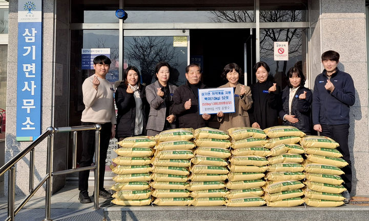 [곡성=뉴시스] 전남 곡성군 삼기면 봉현마을 공창수 이장 쌀 기부. (사진=곡성군청 제공). photo@newsis.com *재판매 및 DB 금지