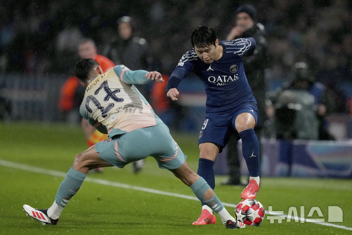 [파리=AP/뉴시스]PSG 이강인, 맨시티전 경기 모습. 2025.01.22.
