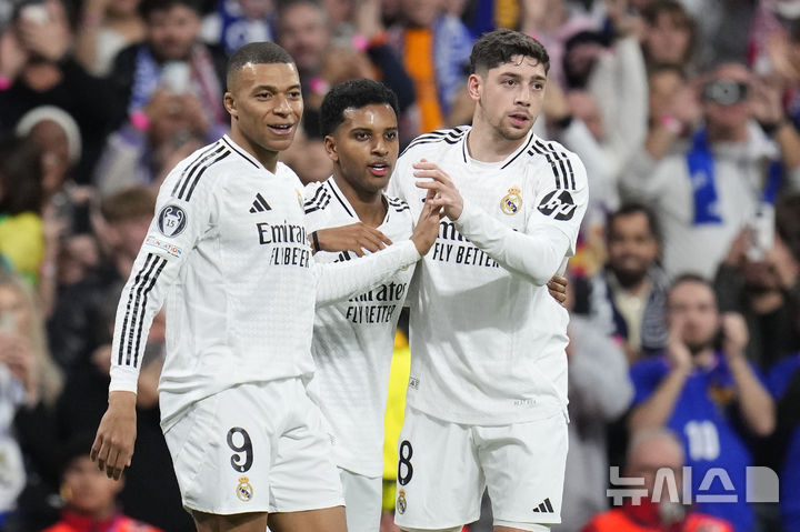 [마드리드=AP/뉴시스] 스페인 프로축구 프리메라리가 레알 마드리드. 왼쪽부터 킬리안 음바페, 호드리구, 페데리코 발베르데. 2025. 1. 22.