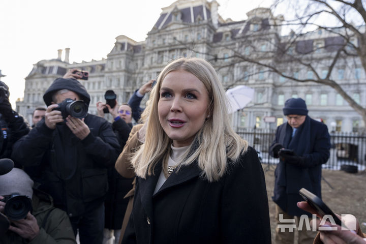 [워싱턴=AP/뉴시스]캐롤라인 레빗 미국 백악관 대변인이 22일(현지 시간) 백악관 경내에서 기자들의 질문에 답하고 있다. 2025.01.23.