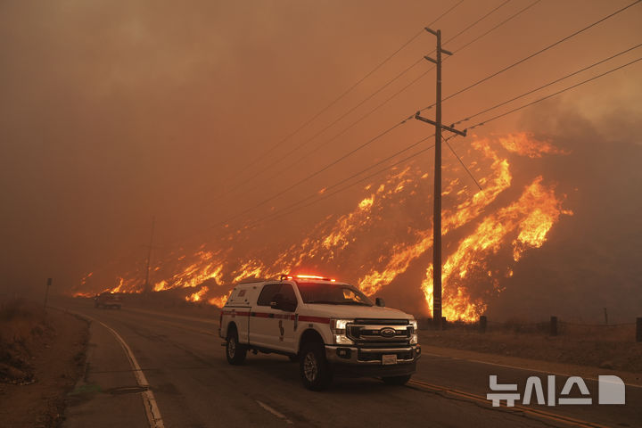 [캐스테이크=AP/뉴시스] 지난 1월 22일(현지 시간) 미국 캘리포니아주 로스앤젤레스 외곽 캐스테이크 호수 인근에서 '휴즈 파이어'(Hughes Fire) 산불이 발생해 불길이 번지는 모습. 2025.04.30.
